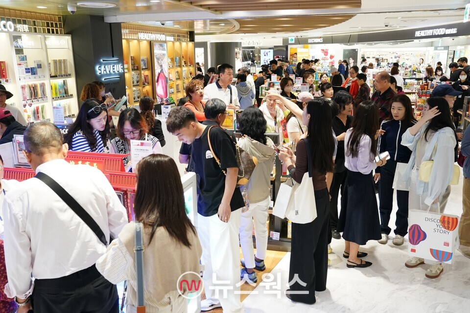 중국 관광객 무비자 입국이 시행된 첫날인 29일, 크루즈로 한국을 찾은 중국 관광객 1700여 명이 롯데면세점을 방문했다. (사진제공=롯데면세점)