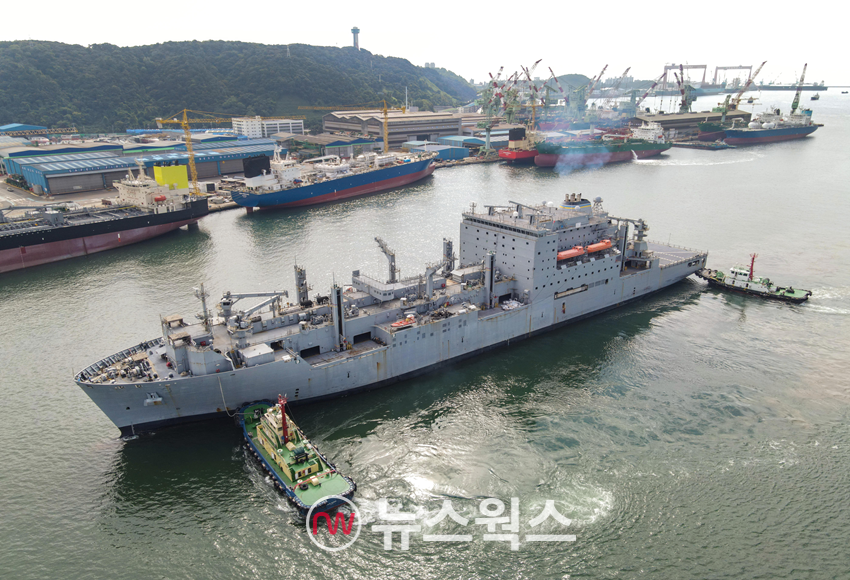 정기 정비를 위해 울산 HD현대미포 인근 염포부두에 입항 중인 미 해군 소속 4만1000톤급 화물보급함 'USNS 앨런 셰퍼드함'. (사진제공=HD현대중공업)