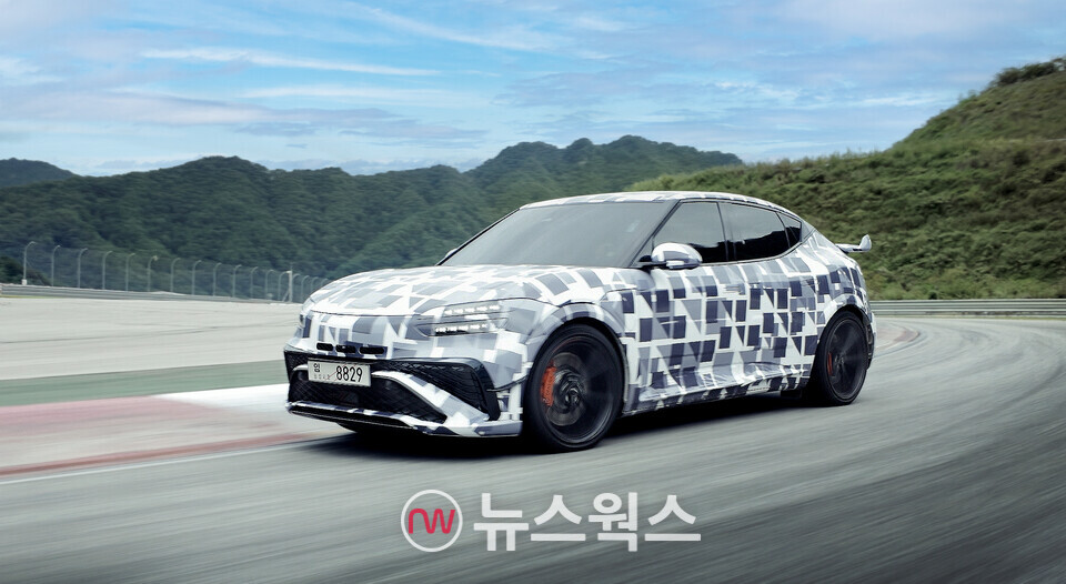 제네시스 'GV60 마그마'가 서킷에서 주행 평가를 실시하고 있다. (사진제공=제네시스)