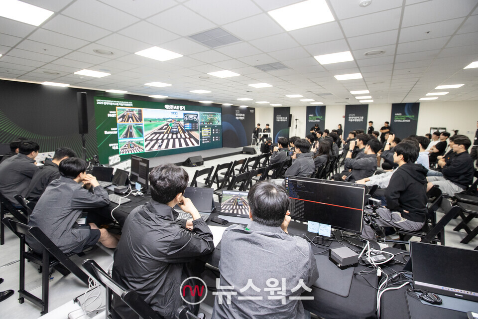 '2025 자율주행 챌린지' 2차 대회 예선 참가 대학생들이 가상도로 환경에서 자율주행 미션을 수행하고 있다. (사진제공=현대차그룹)