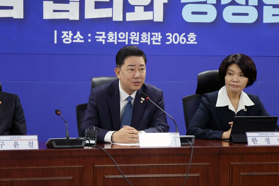 30일 서울 여의도 국회 의원회관에서 열린 경제형벌 민사책임 합리화TF 당정협의에서 김병기 더불어민주당 원내대표가 발언하고 있다. (출처=김병기 의원 페이스북)