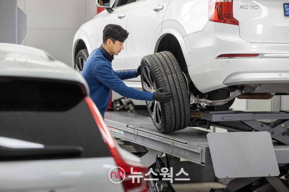 볼보자동차코리아 서비스센터에서 정비사가 볼보 'XC90' 차량의 타이어를 정비하고 있다. (사진제공=볼보자동차코리아)
