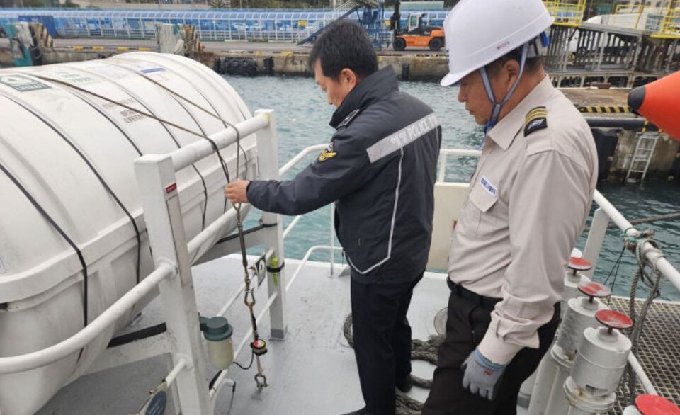 여객선의 구명설비 점검장면 (사진제공=해수부)
