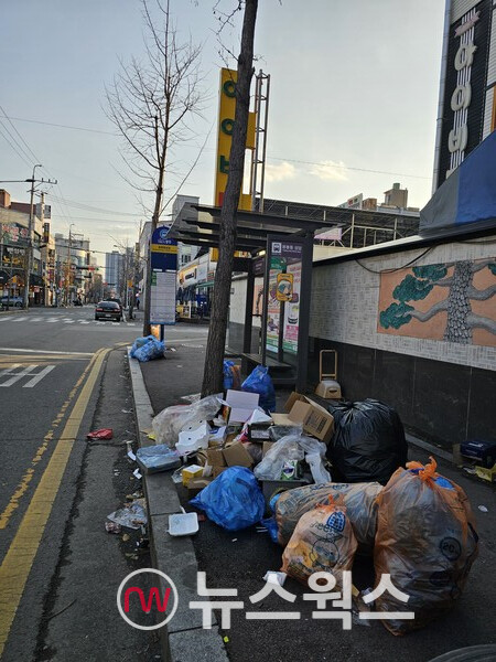 설 연휴 마지막 날인 지난 1월 30일 광주 북구 용봉동 버스 정류장 인근에 쓰레기가 가득 쌓여있다. (사진=우수한 기자)