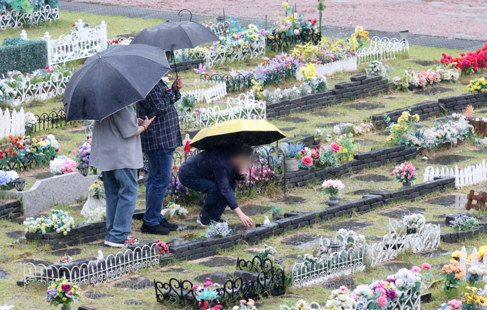 추석 연휴를 앞둔 28일 경기 용인시 처인구 용인 평온의 숲에서 성묘객들이 가족의 묘를 찾아 성묘를 하고 있다. (사진=뉴스1)