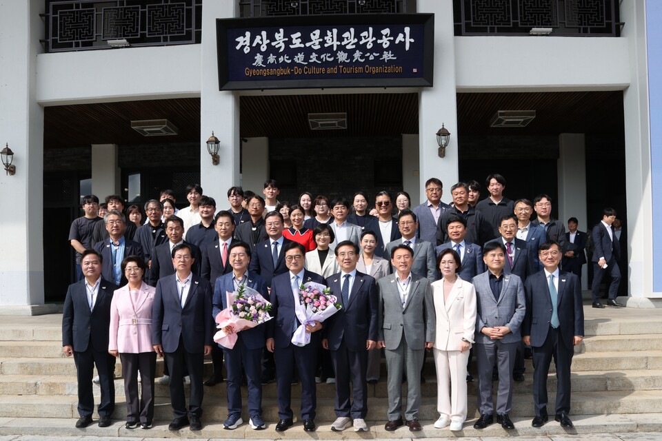 30일 APEC 준비 상황을 살피기 위해 경주를 방문한 우원식 국회의장, 김석기 국회 외교통일위원장 및 국회 APEC(위원장 김기현) 특위 의원들과 기념촬영하고 있다. (사진제공=경북도)