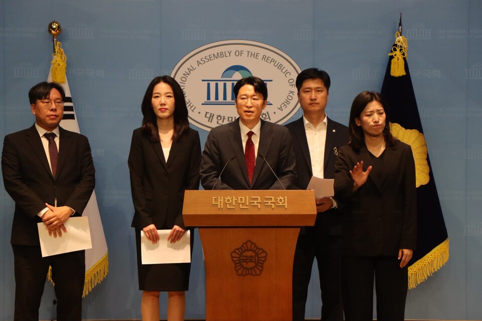 우재준(왼쪽 네 번째) 국민의힘 의원을 비롯해 류제화(왼쪽 세 번째) 국민의힘 세종갑 당협위원장, 김혜란(왼쪽 두 번째) 국민의힘 춘천갑 당협위원장, 박상수 변호사가 30일 국회소통관에서 기자회견을 열고 있다. (사진제공=우재준 의원실)