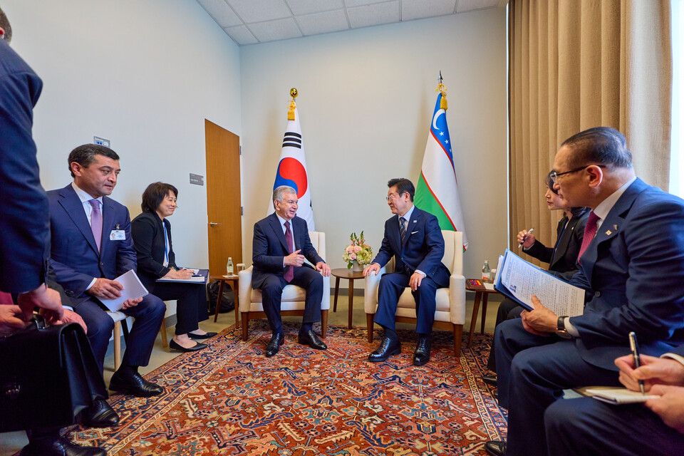 이재명 대통령이 23일(현지시간) 미국 뉴욕에서 샤브카트 미르지요예프 우즈베키스탄 대통령과 정상회담을 하고 있다. (사진제공=대통령실)