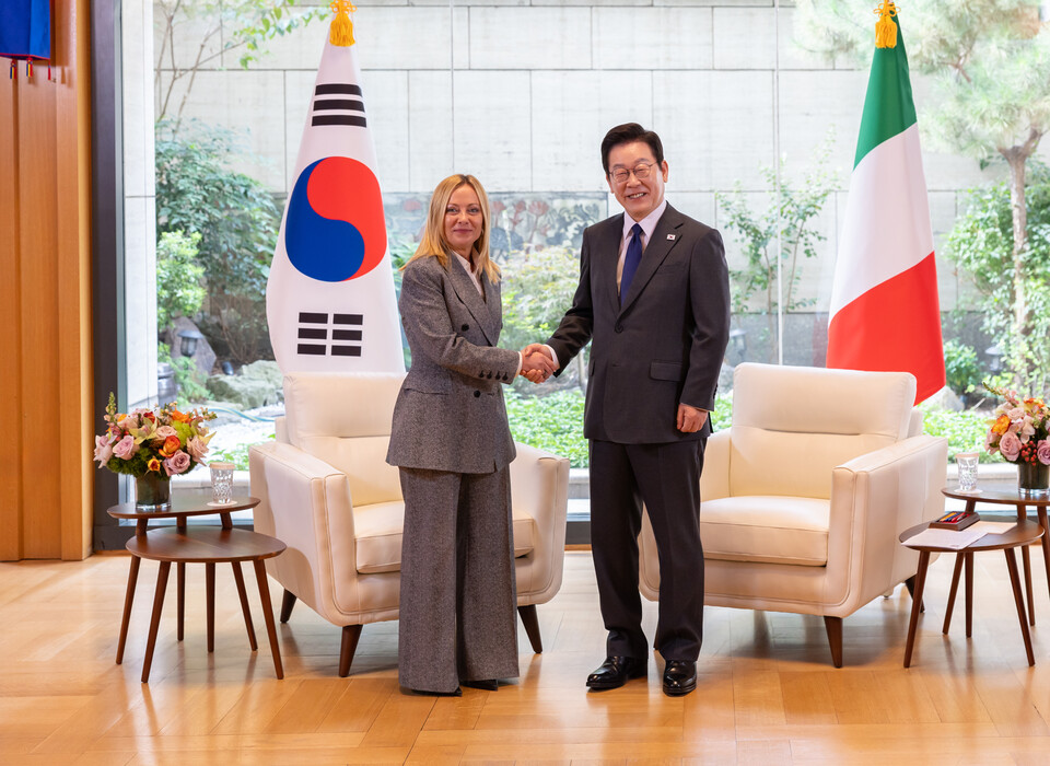 이재명 대통령은 24일(현지시간) 미국 뉴욕에서 조르자 멜로니 이탈리아 총리와 양자회담을 위해 만나 기념촬영을 하고 있다. (사진제공=대통령실) 