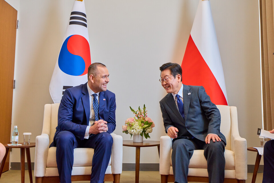 이재명 대통령이 24일(현지시간) 미국 뉴욕에서  카롤 나브로츠키 폴란드 대통령과 양자회담을 하고 있다. (사진제공=대통령실)