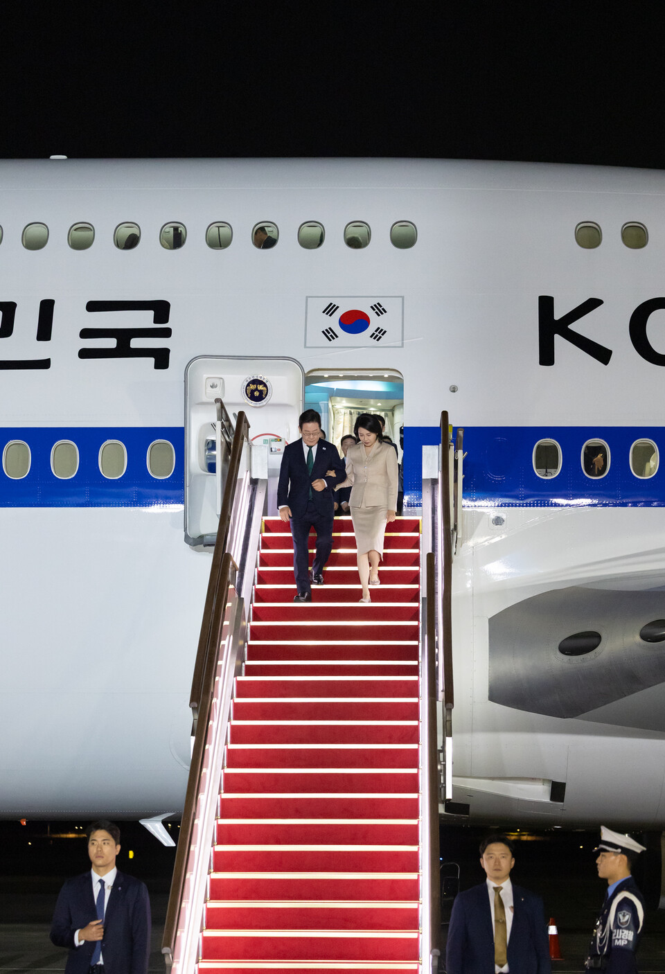 이재명 대통령과 부인 김혜경 여사가 26일 오후 경기 성남 서울공항에 도착한 공군 1호기에서 내리고 있다. (사진제공=대통령실)