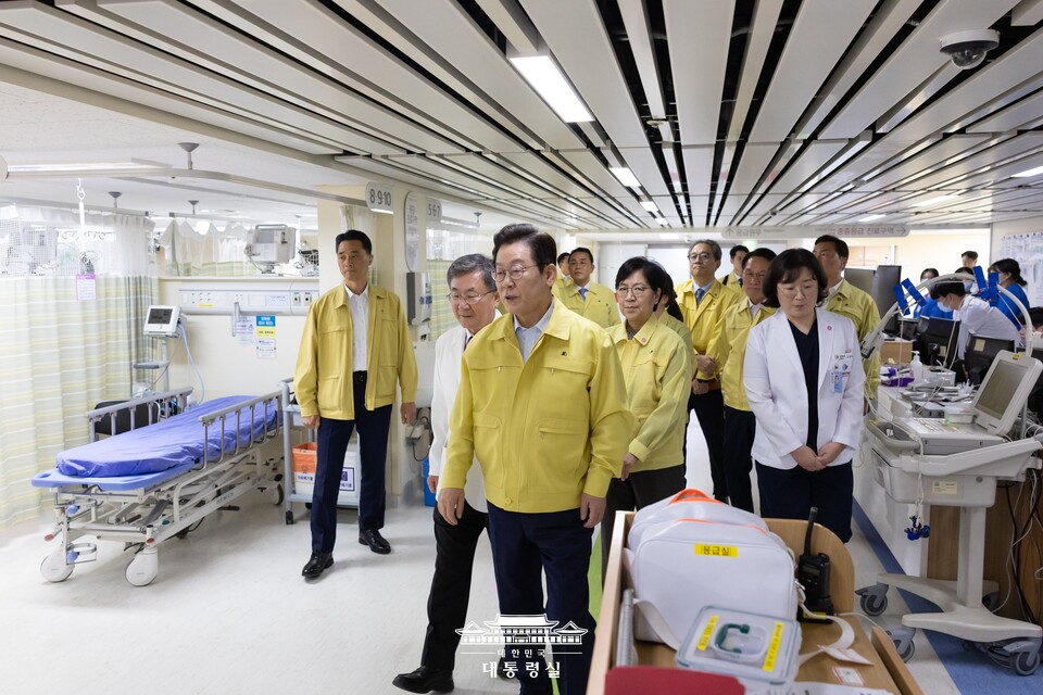 이재명 대통령이 29일 서울 중구 국립중앙의료원을 찾아 응급의료 현장점검을 하고 있다. (출처=대통령실 홈페이지)