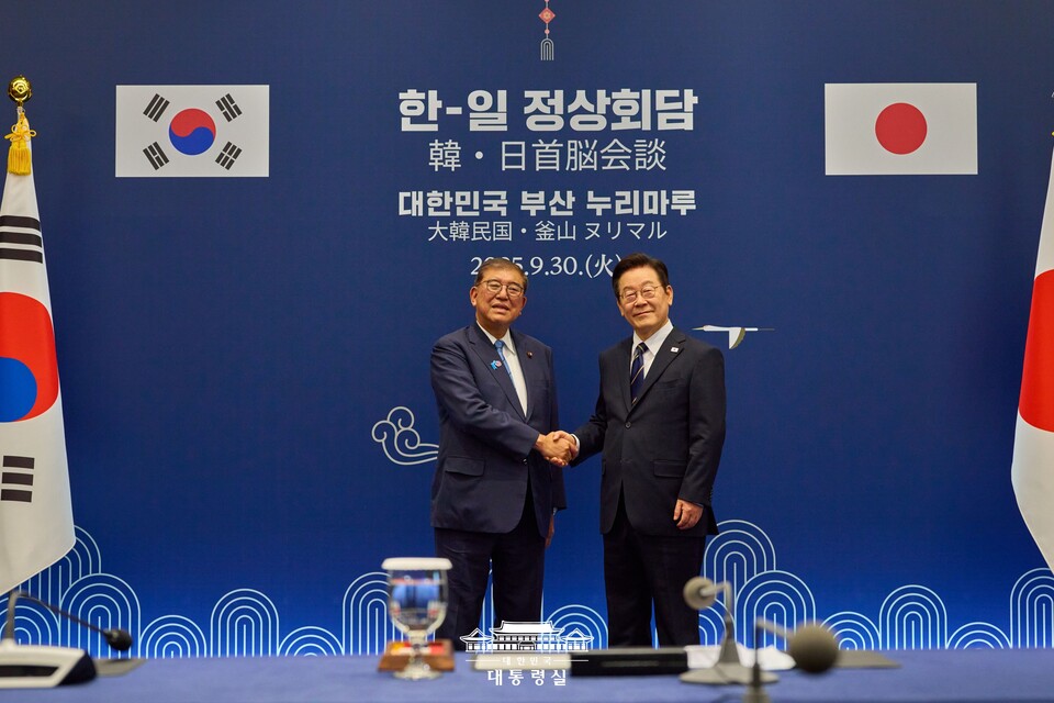 이재명 대통령과 이시바 시게루 일본 총리가 30일 부산 누리마루 APEC 하우스에서 한일 정상회담에 앞서 기념촬영을 하고 있다. (출처=대통령실 홈페이지)