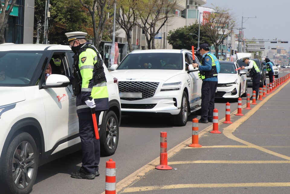 4월 10일 오후 제주 서귀포시 1호광장 인근 도로에서 음주운전 단속이 진행되고 있다. (사진=뉴스1)
