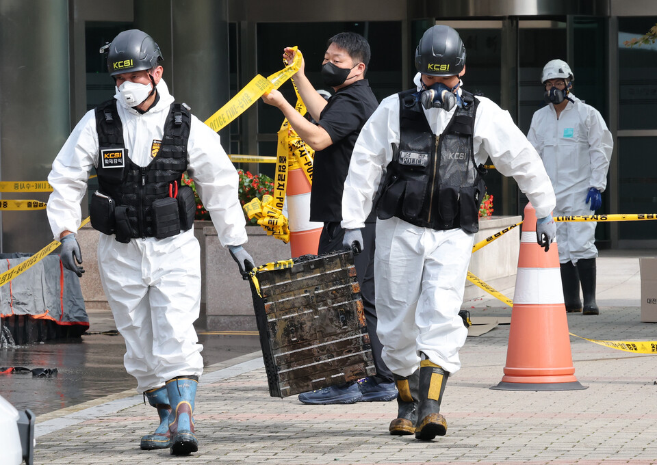 지난달 30일 오전 대전 국가정보자원관리원 화재 4일차 합동감식이 시작된 가운데, 합동감식반이 화재 현장에서 반출한 리튬이온 배터리를 운반하고 있다. (사진=뉴스1)