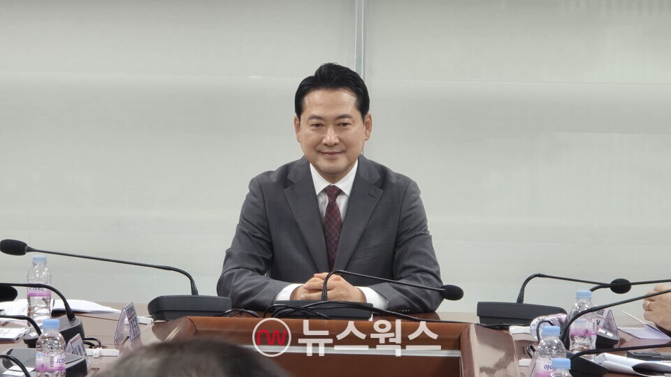 장동혁 국민의힘 대표가 지난달 30일 국회에서 열린 한 토론회에 참석해 좌중을 둘러보고 있다. (사진=원성훈 기자)