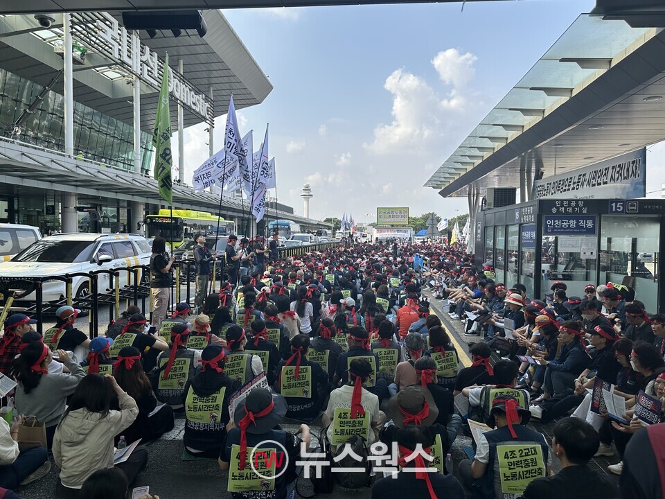 1일 오후 2시 김포국제공항 국내선 3번 출구 인근에서 열린 '전국공항노동자 총파업대회'에서 전국공항노동자연대 조합원들이 참여하고 있다. (사진=정현준 기자)