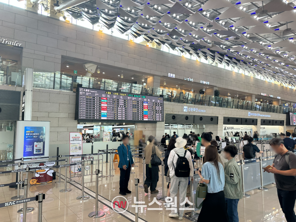 1일 오후 2시 15분 김포국제공항 국내선 출발장에서 여행객들이 출발 수속을 기다리고 있다. (사진=정현준 기자)