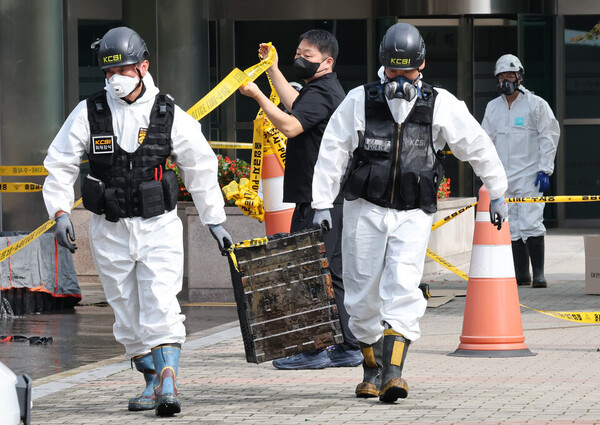 지난달 30일 오전 대전 국가정보자원관리원 화재 4일차 합동감식이 시작된 가운데, 합동감식반이 화재 현장에서 반출한 리튬이온 배터리를 운반하고 있다. (사진=뉴스1)