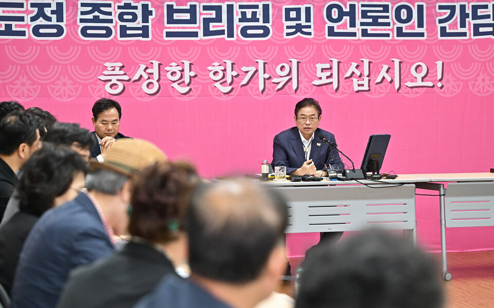 이철우 도지사가 경주엑스포공원 대회의장에서 열린 추석맞이 종합브리핑 및 언론인 간담회에서 APEC 준비상황을 설명하고 있다. (사진제공=경북도)