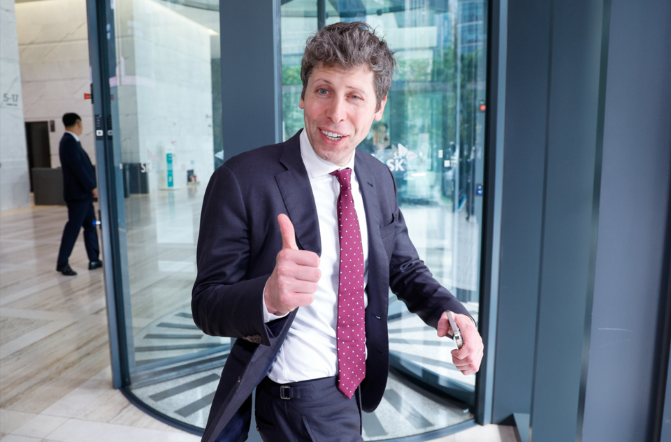 샘 올트먼 오픈 AI CEO가 1일 오후 서울 종로구 SK서린빌딩에서 최태원 SK그룹 회장과 회동을 마친 뒤, 취재진 질문에 엄지손가락을 치켜들고 있다. (사진=뉴스1)