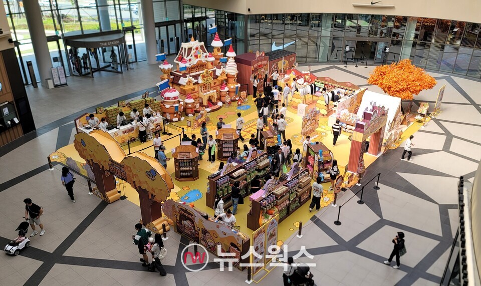 경기도 의왕시에 위치한 롯데 프리미엄아울렛 의왕점에서 고객들이 '쿠키캠프' 팝업스토어를 즐기고 있다. (사진제공=롯데쇼핑)