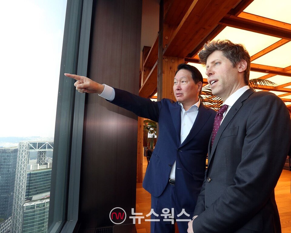 최태원 회장(오른쪽)과 샘 올트먼 오픈AI CEO가 1일 서울 종로구 SK서린빌딩에서 창밖을 보며 환담을 하고 있다. (사진제공=SK그룹)