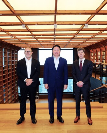 ​최태원 SK 그룹 회장(가운데)과 샘 올트먼 오픈AI CEO(오른쪽), 조나단 아이브 오픈AI 크리에이티브 헤드(왼쪽)가 1일 서울 종로구 SK서린빌딩에서 기념 촬영을 하고 있다. (사진제공=SK그룹)​