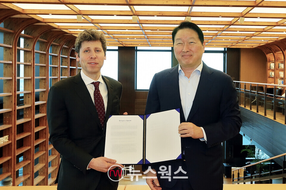 최태원(오른쪽) 회장과 샘 올트먼 오픈AI CEO가 1일 서울 종로구 SK서린빌딩에서 메모리 공급 의향서(LOI)와 서남권 AI DC 협력에 관한 양해각서(MOU)를 체결하고 포즈를 취하고 있다. (사진제공=SK그룹)