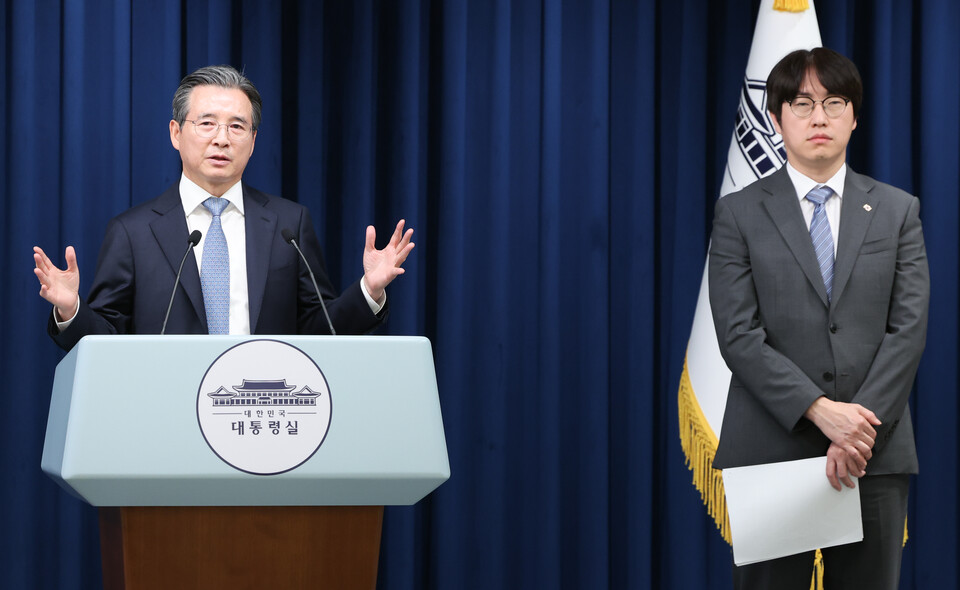 김용범 정책실장이 1일 서울 용산 대통령실 청사에서 샘 올트먼 오픈AI CEO 접견 관련 브리핑을 하고 있다. 오른쪽은 하정우 AI미래기획수석. (사진=뉴스1)