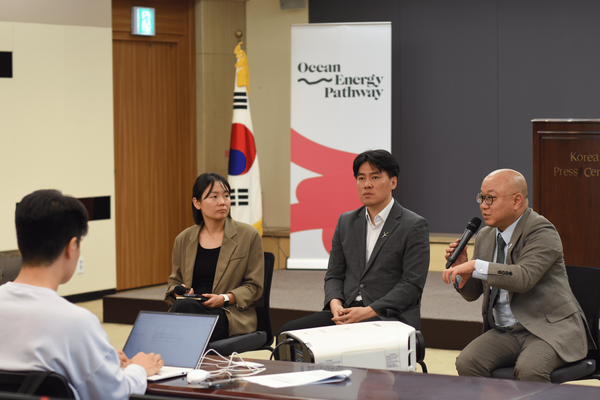 지난달 30일 서울 한국프레스센터 19층 기자회견장에서 전남 해상풍력의 경제·환경·사회적 효과 연구 결과와 관련해 언론 브리핑이 열리고 있다. (사진제공=녹색전환연구소)