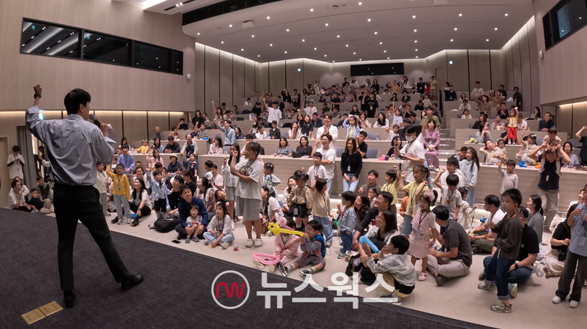 LIG넥스원 임직원 자녀들이 지난 9월 24일 2판교하우스에서 열린 패밀리데이에 참석하고 있다. (사진제공=LIG넥스원)