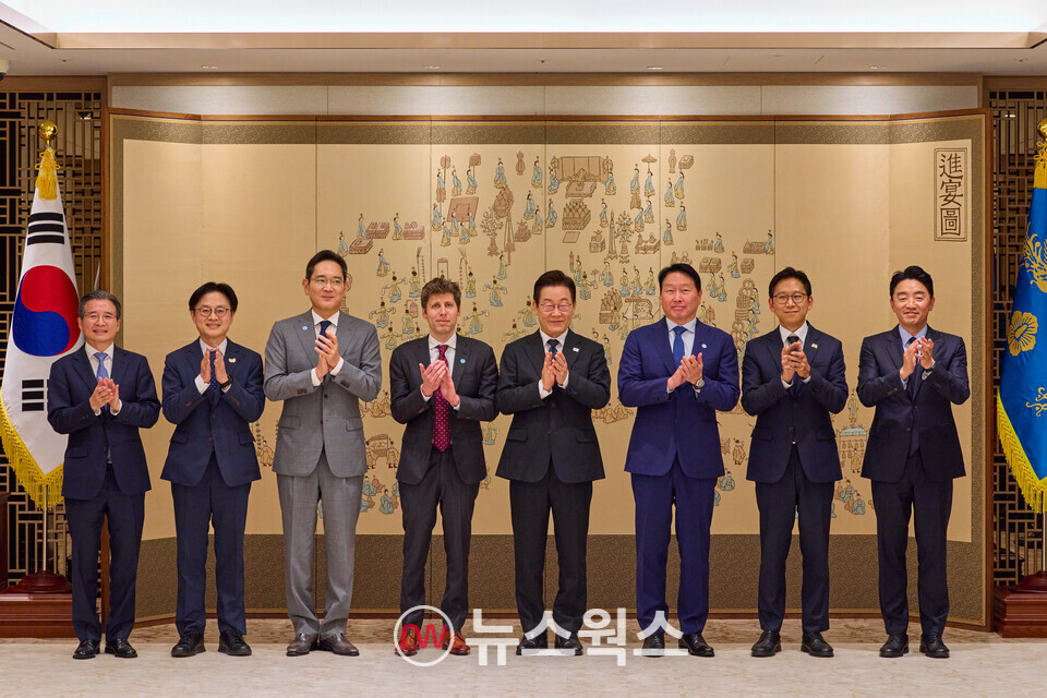 이재명 대통령이 1일 서울 용산 대통령실 청사에서 우리나라 AI 대전환 및 AI 생태계 조성 가속화를 위한 과학기술정보통신부와 오픈AI 간 MOU 체결 후 기념촬영을 하고 있다. 왼쪽부터 김용범 정책실장, 김정관 산업통상부 장관, 이재용 삼성전자 회장, 샘 알트만 오픈AI 대표, 이 대통령, 최태원 SK 대표이사 회장, 배경훈 과학기술정보통신부 장관, 강훈식 비서실장. (사진=뉴스1)