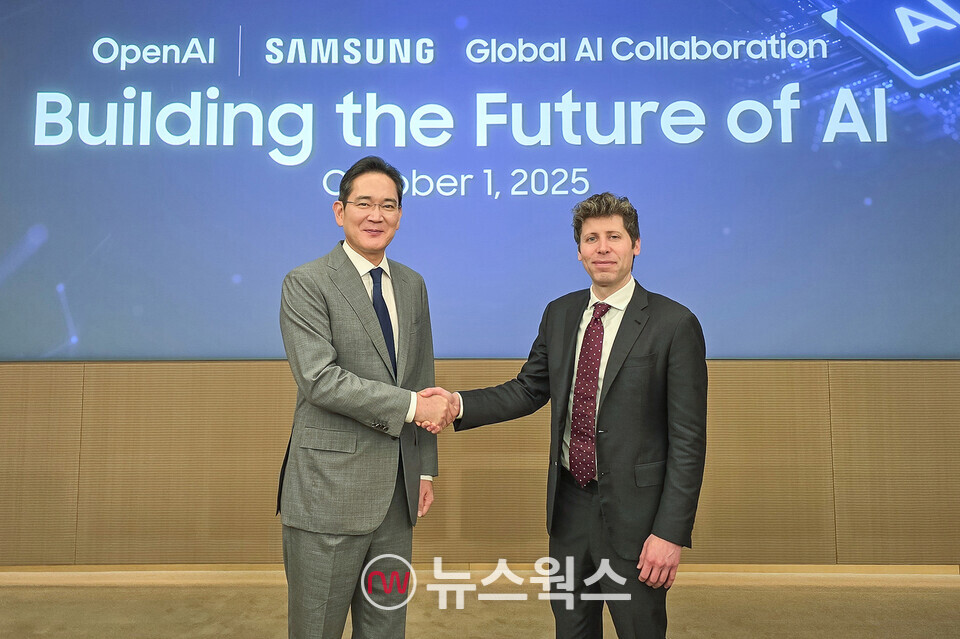 이재용 삼성전자 회장과 샘 올트먼 오픈AI 대표가 1일 삼성전자 서초사옥에서 열린 '글로벌 AI 핵심 인프라 구축을 위한 상호 협력 LOI 체결식'에서 악수하고 있다. (사진제공=삼성전자)