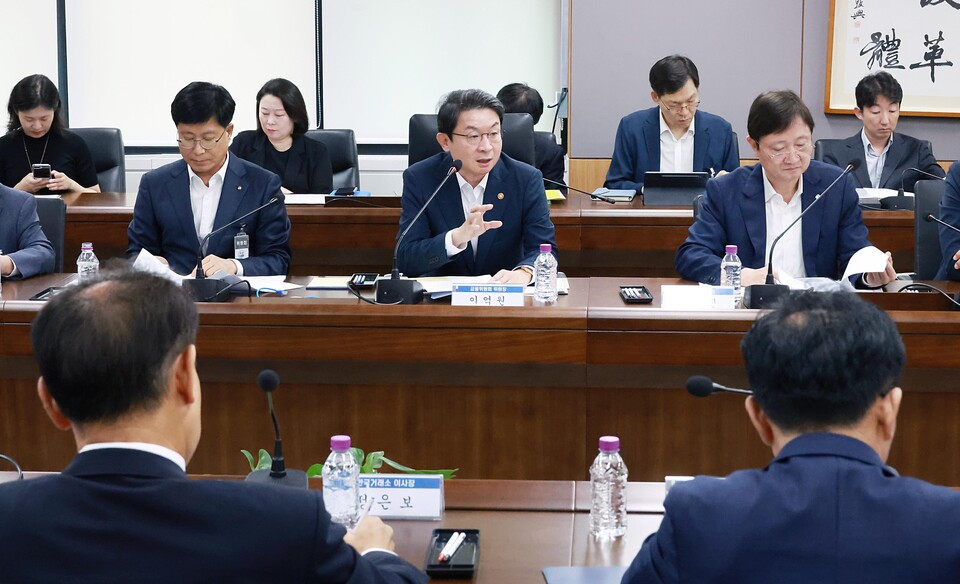 이억원(가운데) 금융위원장이 긴급 간담회에서 발언을 하고 있다. (사진제공=금융위원회)