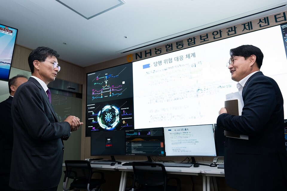 강태영(왼쪽) 농협은행장이 농협통합보완관제센터를 찾았다. (사진제공=농협은행)