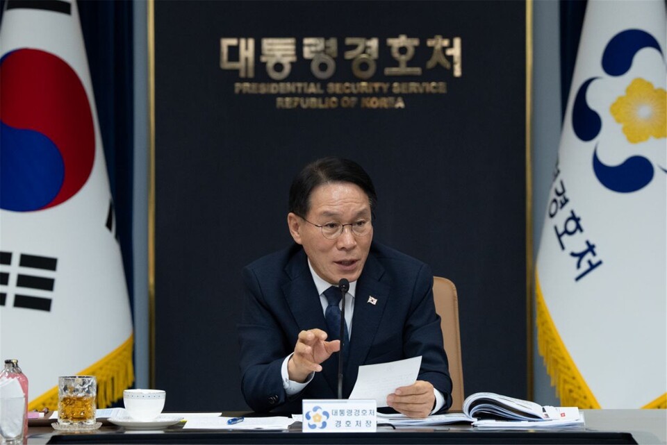 대통령경호안전대책위원회 위원장인 황인권 대통령경호처 처장이 1일 경호처 회의실에서 2025년 APEC 정상회의’와 관련해 국가 차원의 경호·안전대책 전반을 종합 점검하고 있다. (사진제공=대통령경호처)