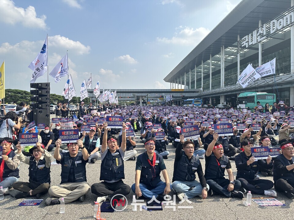 지난 1일 오후 2시 김포국제공항 국내선 3번 출구 인근에서 열린 '전국공항노동자 총파업대회'에서 전국공항노동자연대 조합원들이 피켓을 들고 구호를 외치고 있다. (사진=정현준 기자)