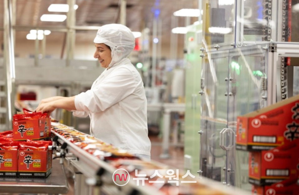 미국 캘리포니아주 랜초쿠커멍가에 소재한 농심 제2공장에서 근로자가 신라면 포장 상태를 점검하고 있다. (사진제공=농심)