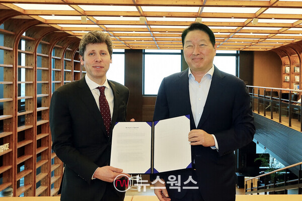 최태원 회장(오른쪽)과 샘 올트먼 오픈AI CEO 등 양사 경영진들이 1일 서울 종로구 SK서린빌딩에서 메모리 공급 의향서(Memory Supply LOI)와 서남권 AI DC 협력에 관한 양해각서(MOU)를 체결했다. (사진제공=SK그룹)