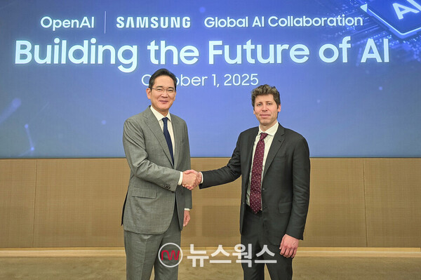 이재용(왼쪽) 삼성전자 회장과 샘 올트먼 오픈AI 대표가 1일 삼성전자 서초사옥에서 열린 '글로벌 AI 핵심 인프라 구축을 위한 상호 협력 LOI 체결식'에서 악수를 하고 있다. (사진제공=삼성전자)