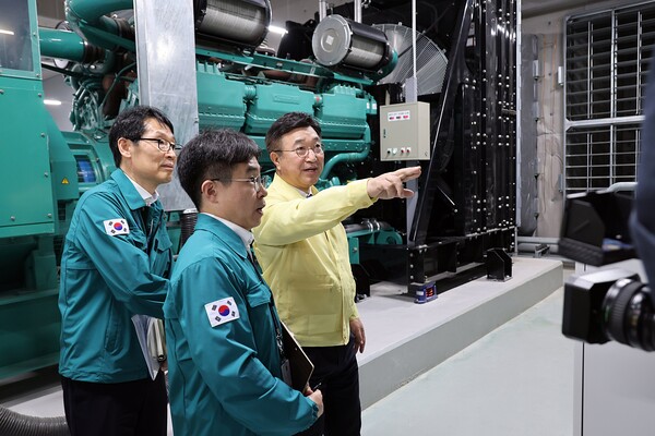 윤호중 행정안전부 장관이 29일 국가정보자원관리원 대구센터를 방문해 현장을 점검하고 있다. (출처=행정안전부 블로그)