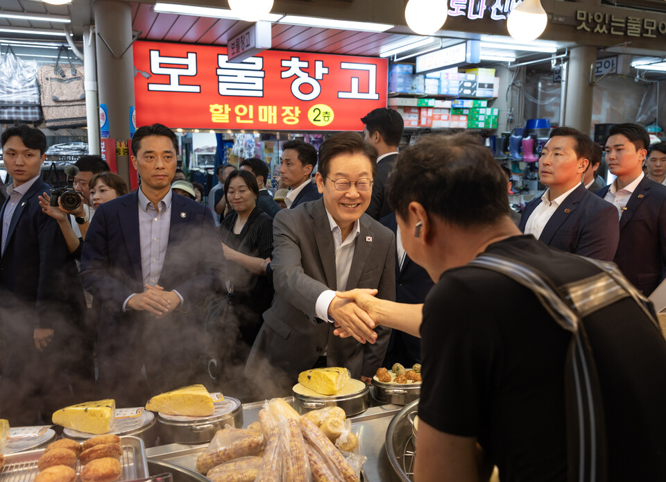 이재명 대통령이 지난 17일 성남시 태평동 현대시장을 방문해 상인들과 인사하고 있다. (사진제공=대통령실)