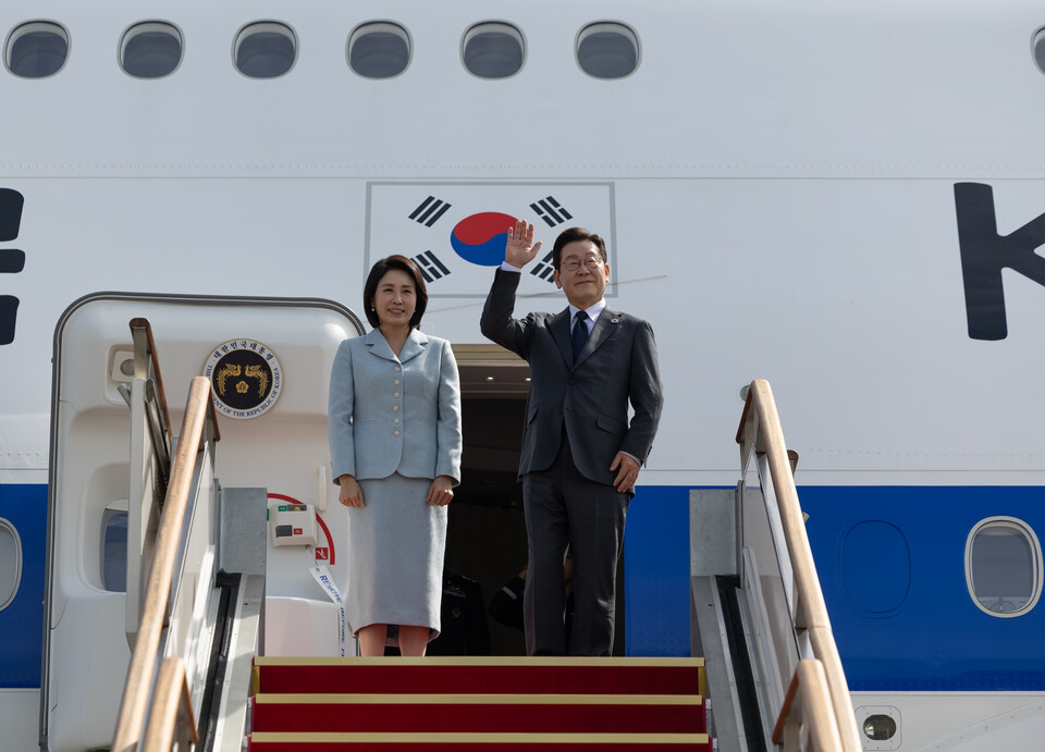 이재명 대통령과 부인 김혜경 여사가 미국 뉴욕에서 열리는 제80차 유엔총회 참석을 위해 22일 오전 경기도 성남 서울공항을 통해 출국하며 인사를 하고 있다. (사진제공=대통령실)