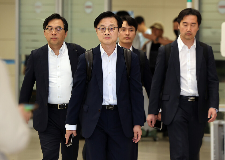 미 관세협상 후속 협의 관련 미국 방문을 마친 김정관 산업통상자원부 장관이 6일 오전 인천국제공항을 통해 귀국해 이동하고 있다.