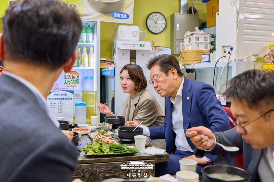 이재명 대통령이 추석을 앞둔 지난 3일 강화풍물시장을 찾아 상인들과 대화를 하며 식사를 하고 있다. (사진제공=대통령실) 