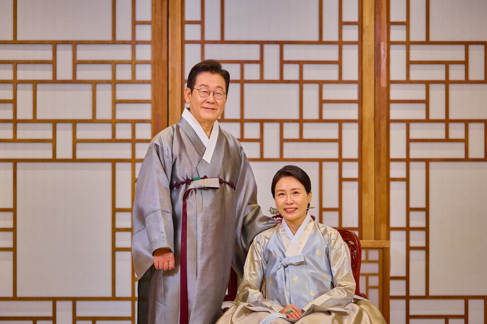 7일 이재명 대통령과 김혜경 여사가 한복을 입고 명절 인사를 하고 있다.(사진=이재명 대통령 SNS)