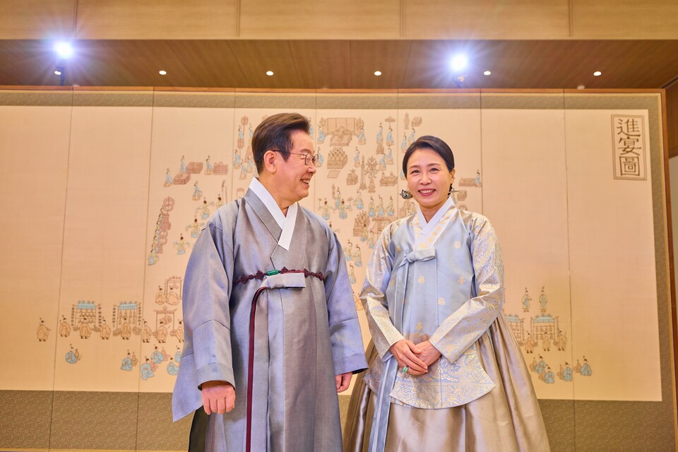 7일 이재명 대통령과 김혜경 여사가 한복을 입고 명절 인사를 하고 있다.(사진=이재명 대통령 SNS)
