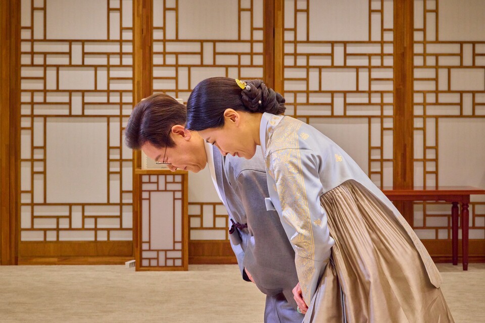 7일 이재명 대통령과 김혜경 여사가 한복을 입고 명절 인사를 하고 있다.(사진=이재명 대통령 SNS)