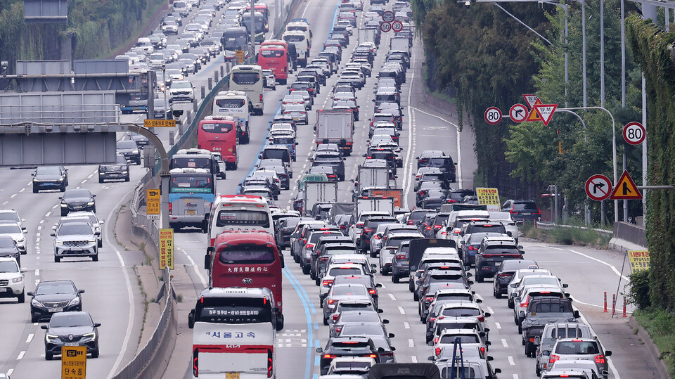 연휴 첫날 고속도로 곳곳에 귀성·귀경 차량이 몰리면서 정체 현상이 벌어지고 있다. (사진=뉴스1)​